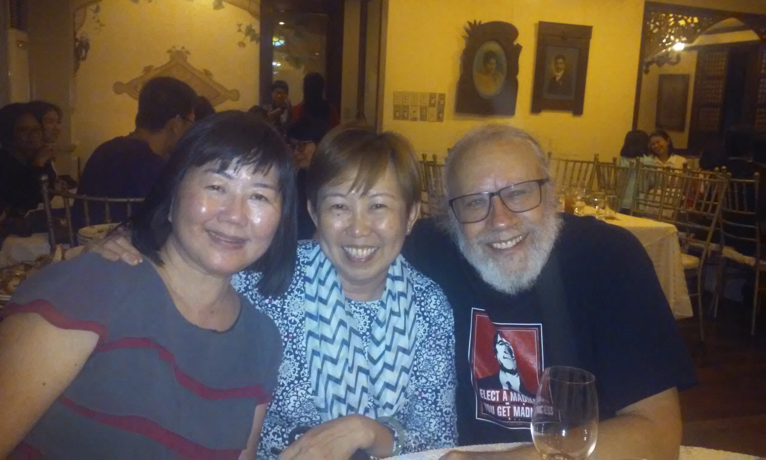 Newly elected SEAPAVAA President Irene Lim, Cheryl Chen, and Prof. Howard Besser celebrating at the SEAPAVAA 2017 conference dinner.